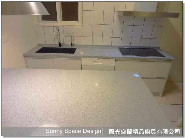 四口電陶爐與冷調灰人造石檯面