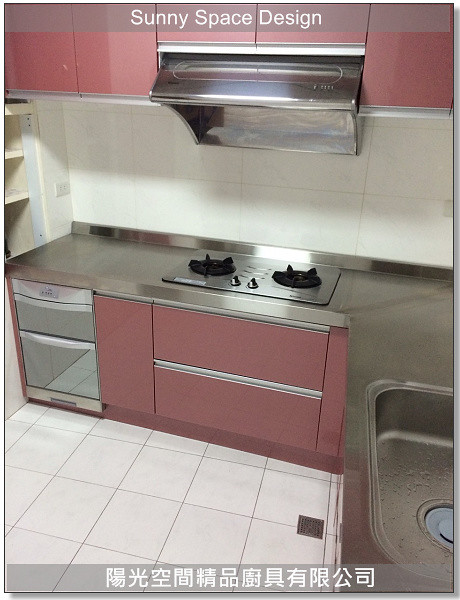 紅豆色下櫃與不鏽鋼內焰爐特寫