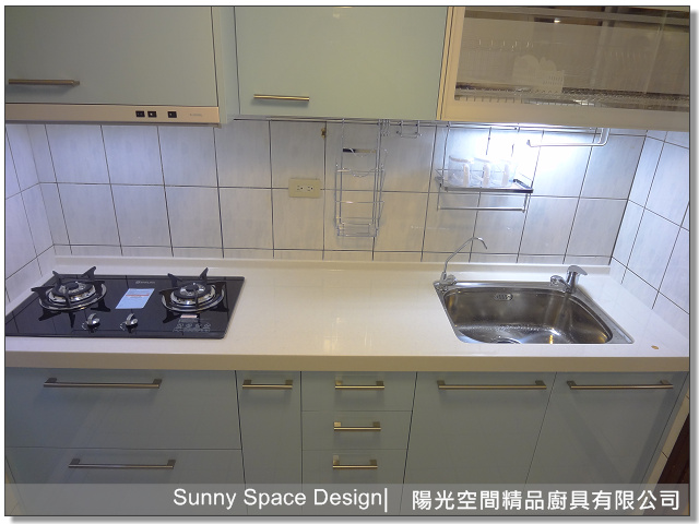 不鏽鋼下櫃桶身與門板細節