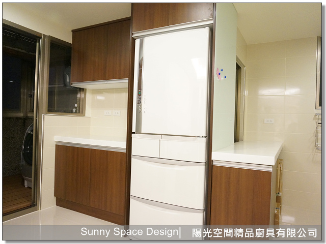 嵌入式冰箱與側拉架｜陽光空間精品廚具