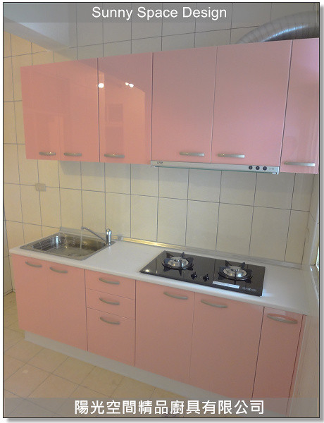 粉色水晶門板與美耐板檯面特寫