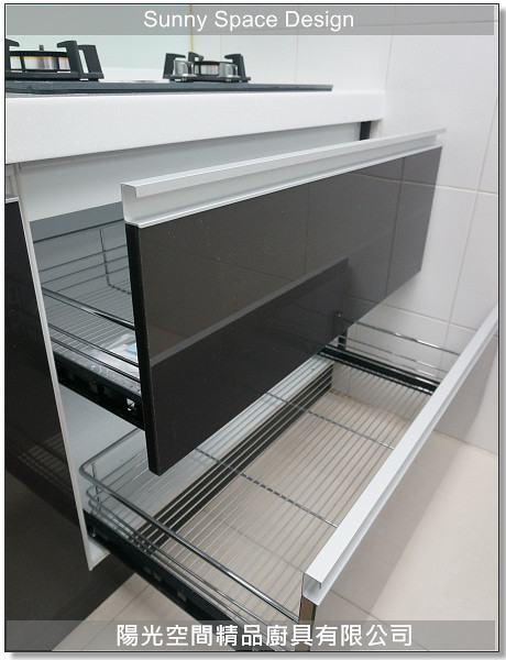 深咖啡水晶門板與薄荷綠烤漆玻璃搭配