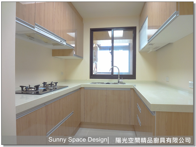 窗邊水槽區與自然採光