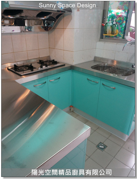 不鏽鋼檯面與水晶門板細節