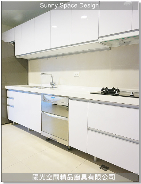 粉色人造石檯面與白色結晶鋼烤門板