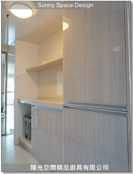 背面平台櫃與垃圾桶收納設計