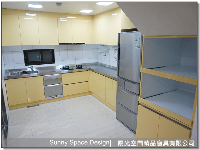 L型不鏽鋼廚具與黃色門板設計細節