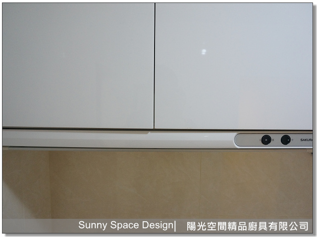 水槽區黑色吊桿與極簡牆面