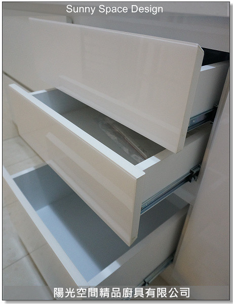 櫻花牌雙口玻璃爐與隱藏式抽油煙機