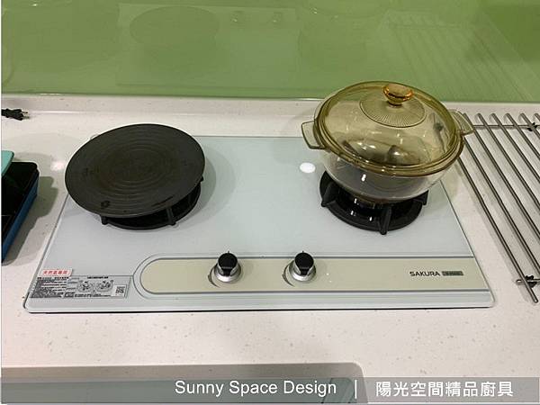 綠色水晶門板與把手細節