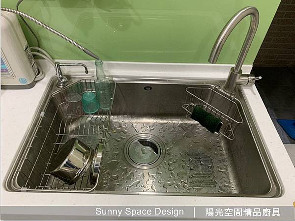 廚房整體明亮清新的氛圍