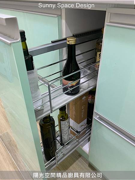 上櫃底端感應層光燈照明效果