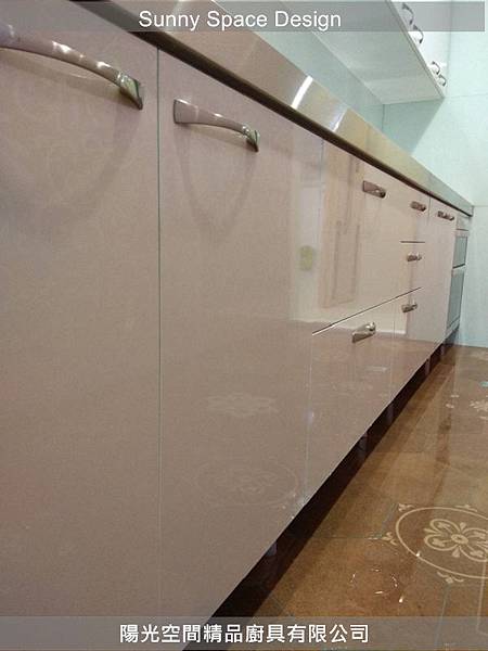 淡綠色烤漆玻璃與不銹鋼檯面細節