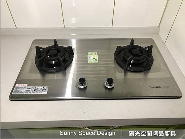 綠色鄉村風門板與象牙白把手細節