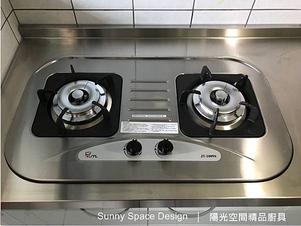 輕盈綠水晶門板與把手質感