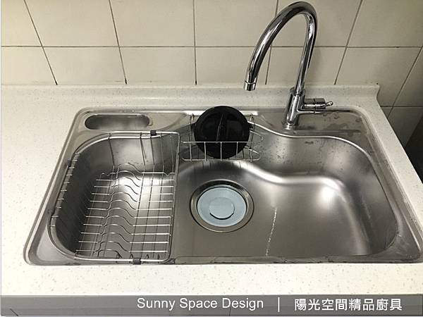 五金收納 碗盤拉籃與調味品側拉架五金配置