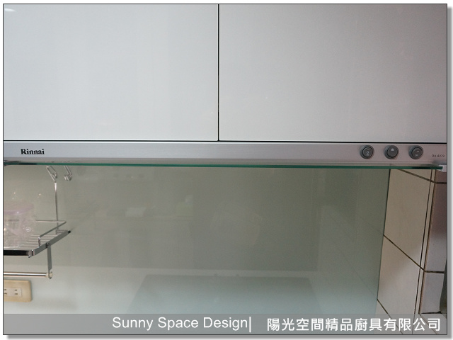 強化烤漆玻璃背板與吊桿調味架收納