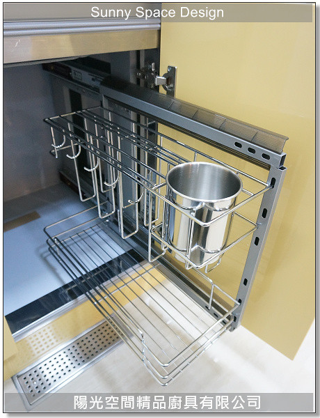 完工後明亮溫馨的黃色廚房氛圍