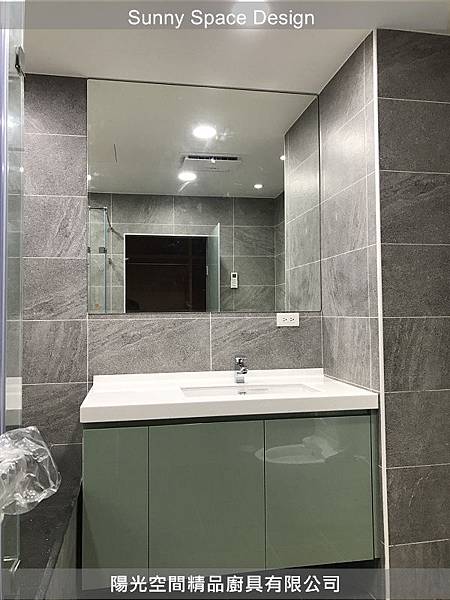 凱撒下沉式面盆與龍頭細節