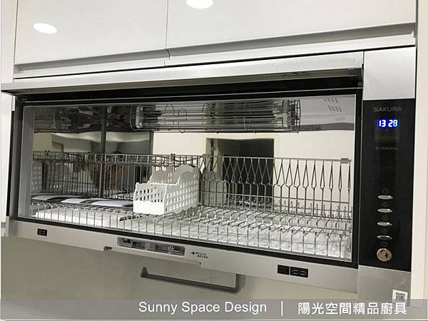 上白下紅水晶門板與不鏽鋼檯面