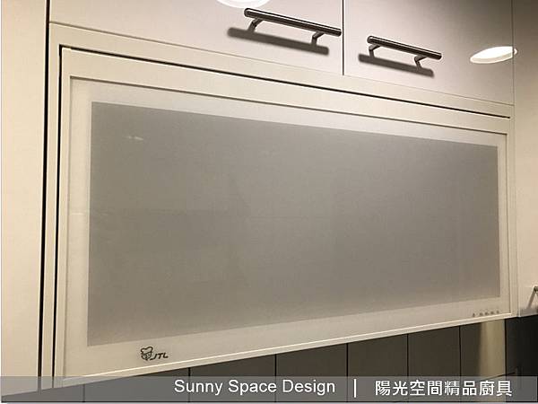 六面結晶鋼烤門板與把手細節