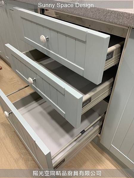 鄉村風白色上櫃與淡綠牆面搭配