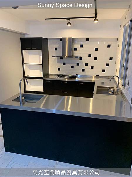 大面窗採光與雙水槽配置