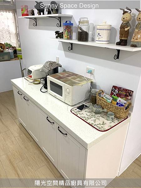 鄉村風門板與淺綠色烤漆玻璃搭配