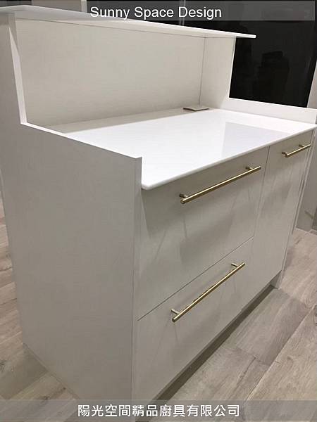 白色與木紋雙色門板搭配