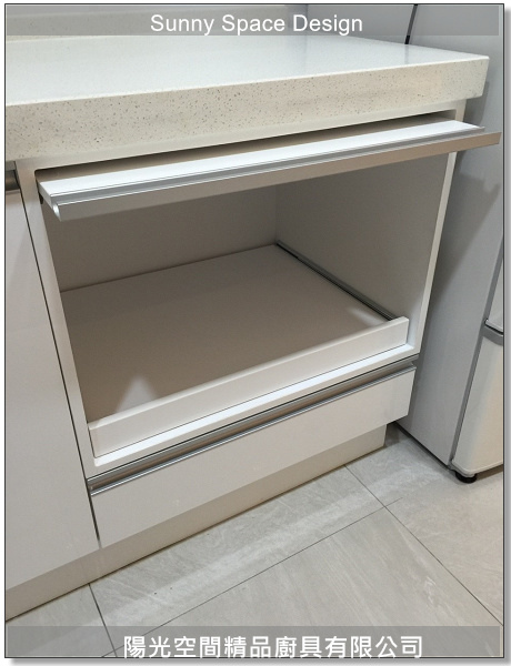 六面結晶鋼烤門板與G型把手