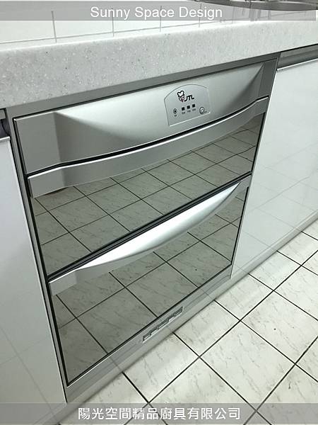 落地式烘碗機與電器櫃配置