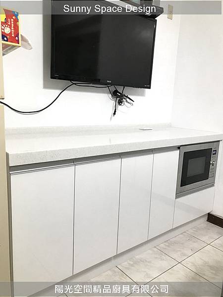 屋主一家在廚房互動的溫馨畫面