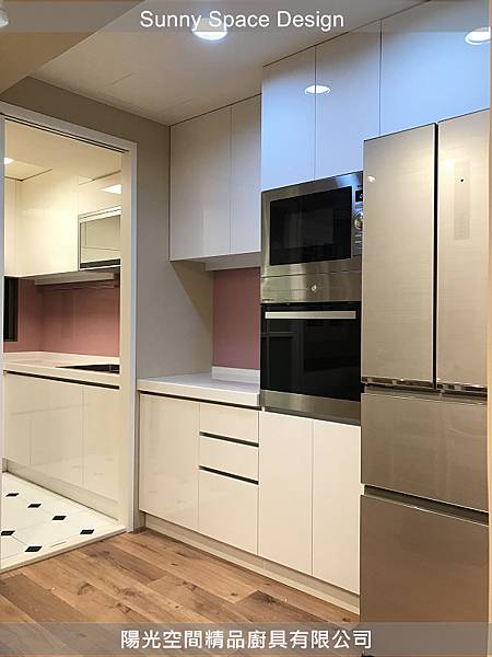 白色結晶鋼烤門板與樂天石檯面質感