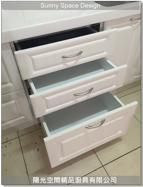 白色鄉村風框型門板與鈕把細節