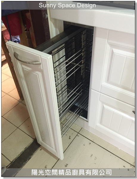 廚房整體動線與光線展示