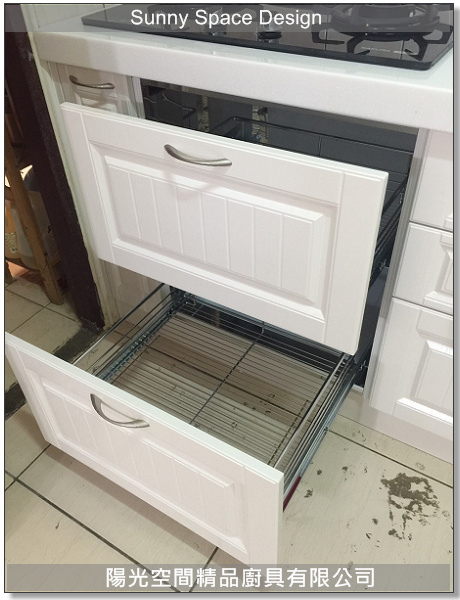 白色冰箱家與收納櫃體