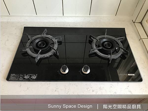 三芝粉紅廚房結晶鋼烤門板特寫