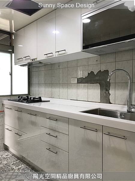 白色水晶門板與銀色把手細節