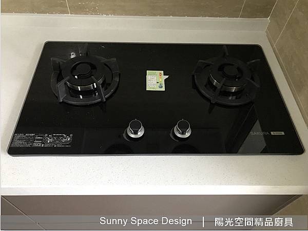 皮革紋門板與石英石檯面質感