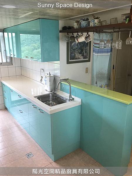 背面淺櫃茶水區與木作杯架