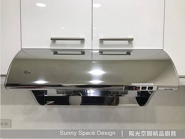 廚房整體寬敞明亮動線