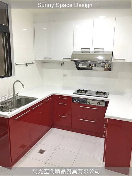 酒紅色下櫃門板質感特寫