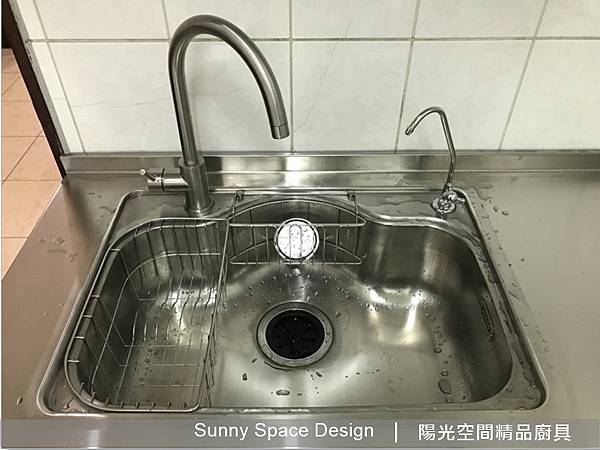 鋁腳設計與不封踢腳板細節