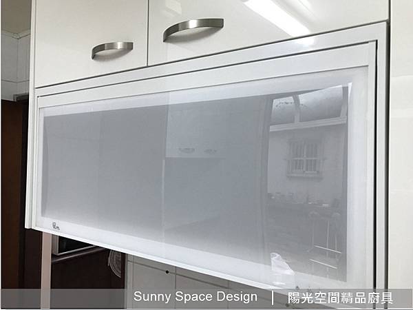 廚房整體動線與光線展示