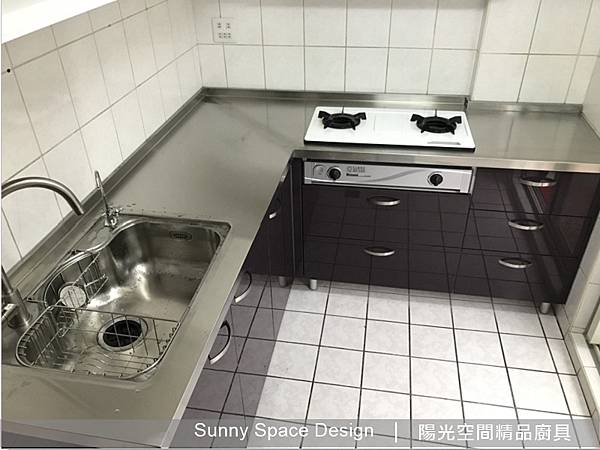 深色水晶門板與把手質感