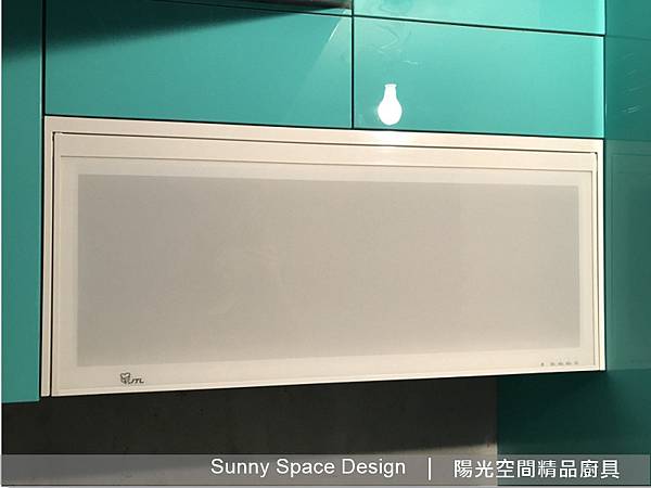 櫻花瓦斯爐與強化烤漆玻璃背牆