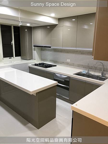 側拉架收納調味品