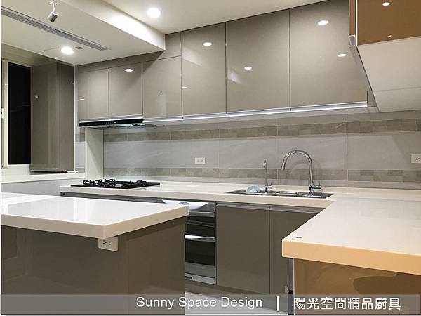 雙龍頭配置與水槽區域