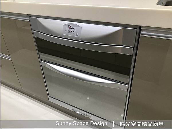 廚房整體寬敞動線與光影