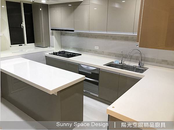 中島內側BLUM抽屜與收納配置